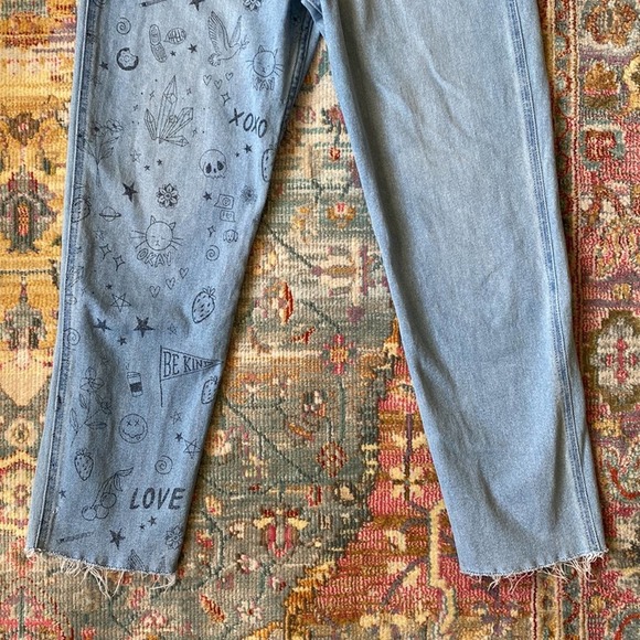 Hollister | Ultra High Rise Medium Wash Doodle Mom Jeans Size 3R - Picture 4 of 13